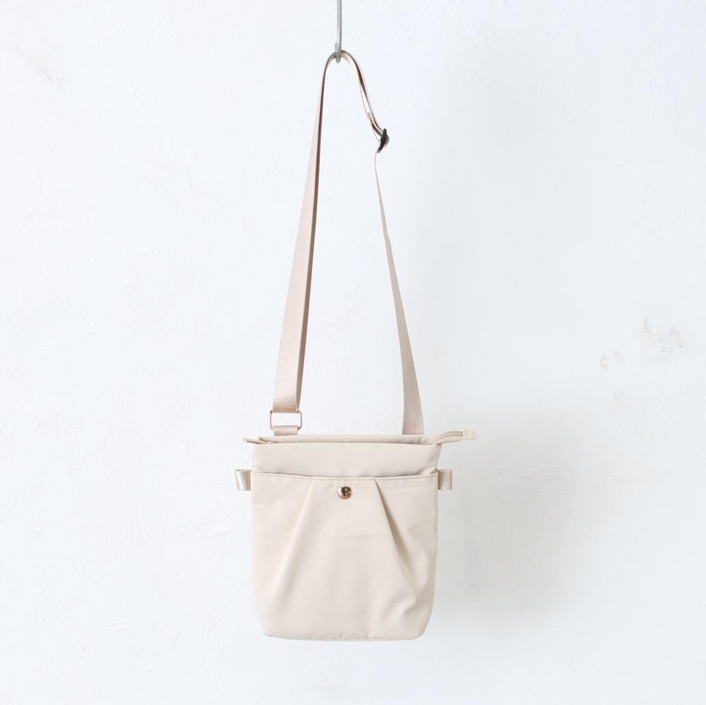 ライトベージュ