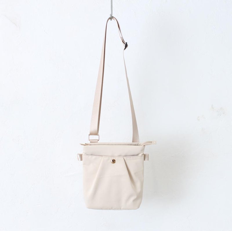 ライトベージュ